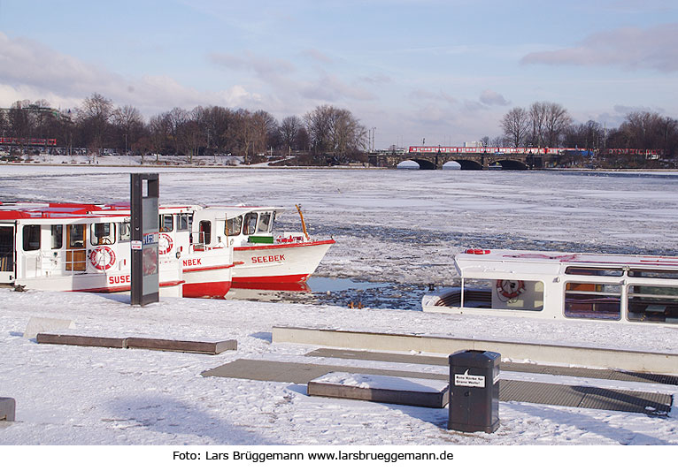 Der Hamburger Jungfernstieg mit der Binnenalster bei Schnee und Eis