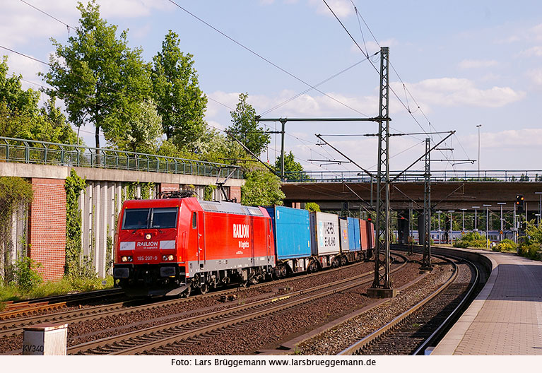 DB Baureihe 185 - Eine Bombardier Traxx Güterzuglok mit Containerzug im Bahnhof Hamburg-Harburg