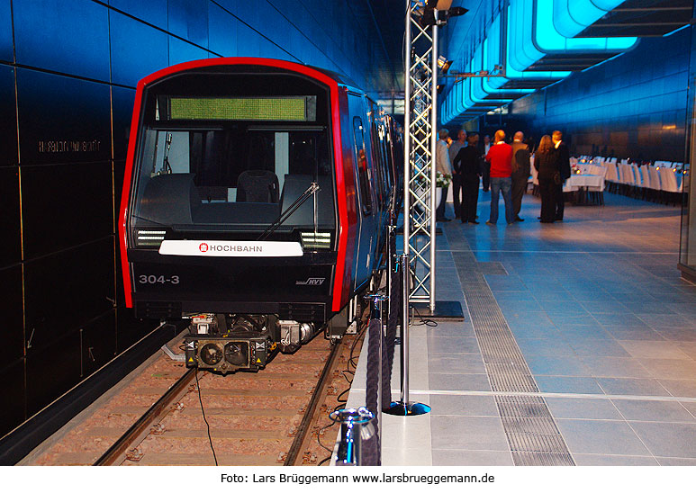 Hochbahn DT5 in der Haltestelle Hafencity Universität