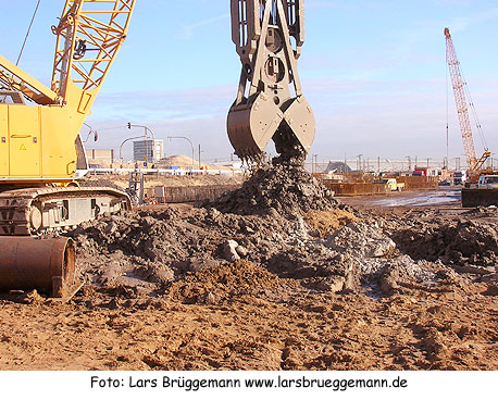 Noch wird für den Bau der U-Bahn in die Hafencity, Hafenschlick umgewälzt