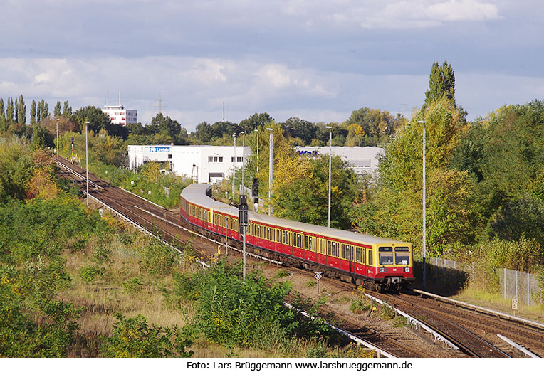 Berlin Bahnhof Westend mit einer S-Bahn