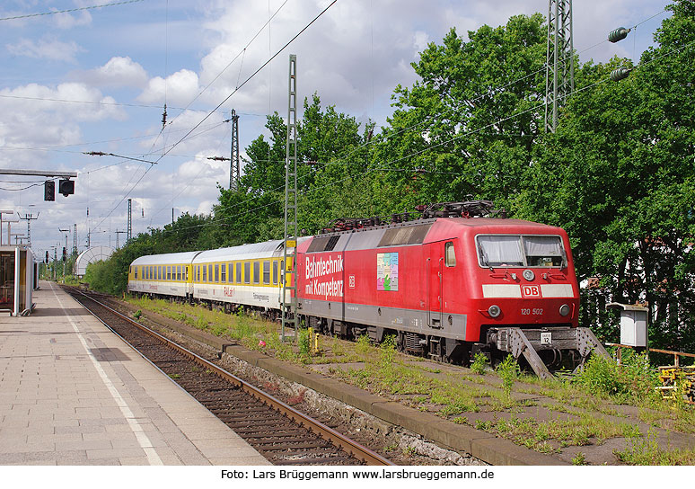 Die DB Baureihe 120 - Die 120 502 mit einem Meßzug im Bahnhof Hamburg-Altona