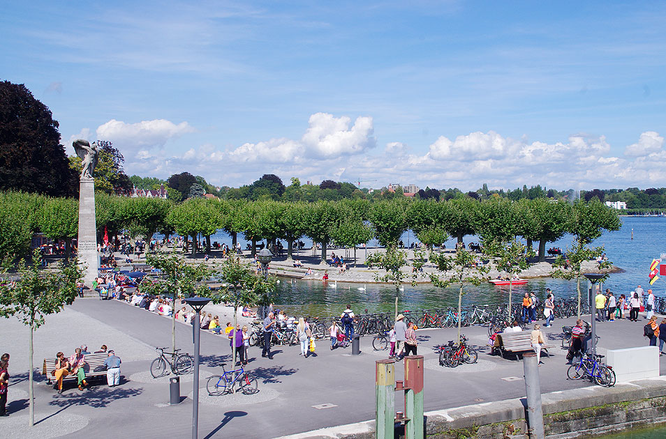 Der Gondelhafen mit dem Zeppelindenkmal in Konstanz am Bodensee