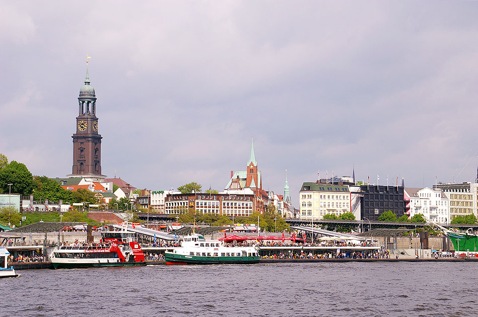 Hamburg und der Michel an den Landungsbrücken