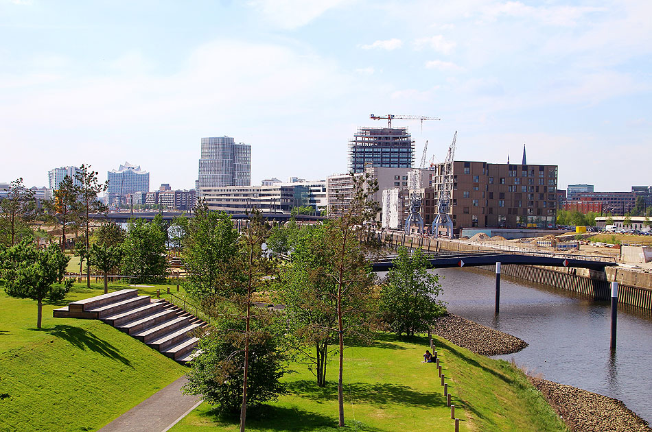 Ein Park am Wasser in der Hamburger Hafencity an der Elbe