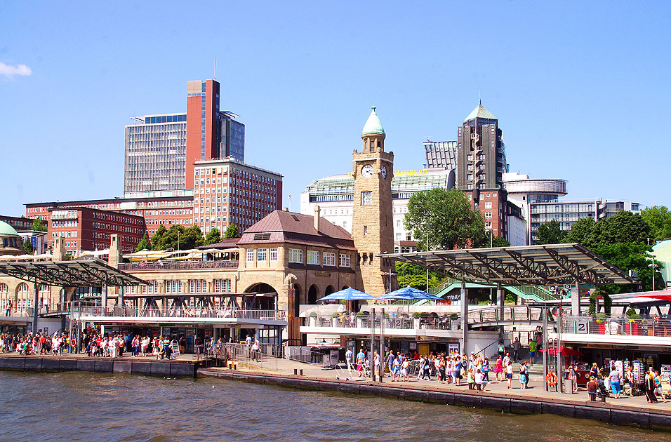 Die Landungsbrücken in Hamburg mit dem Hotel Hafen Hamburg