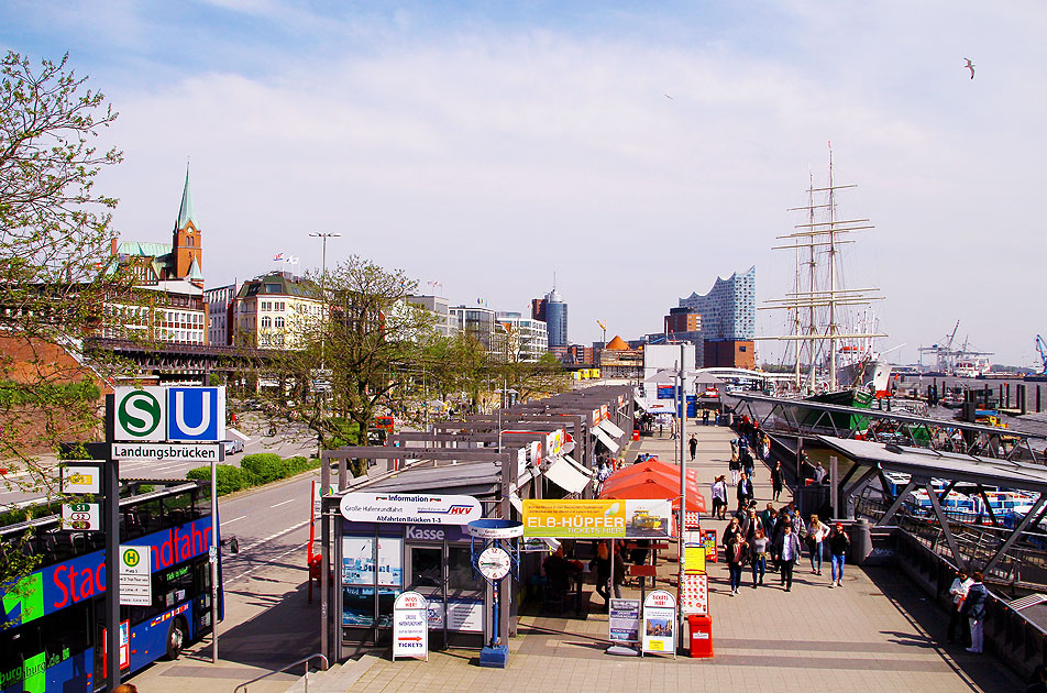 Die Landungsbrücken in Hamburg