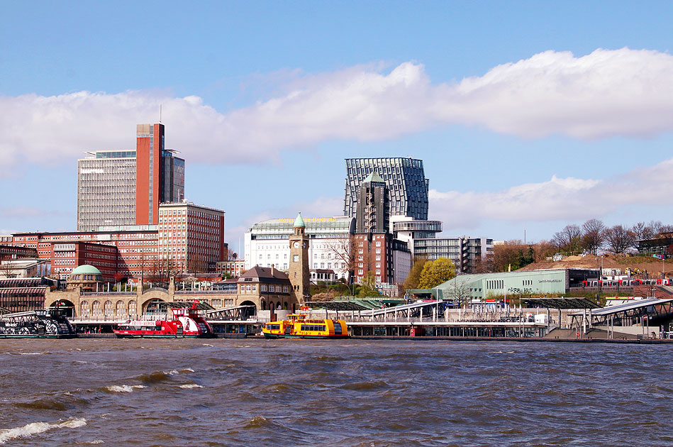 Die Landungsbrücken in Hamburg mit HADAG Schiffen