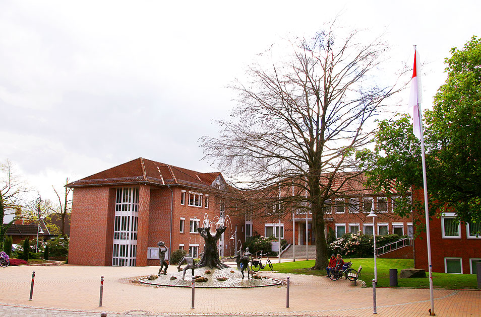 Das Rathaus mit dem Stadtbrunnen von Schneverdingen