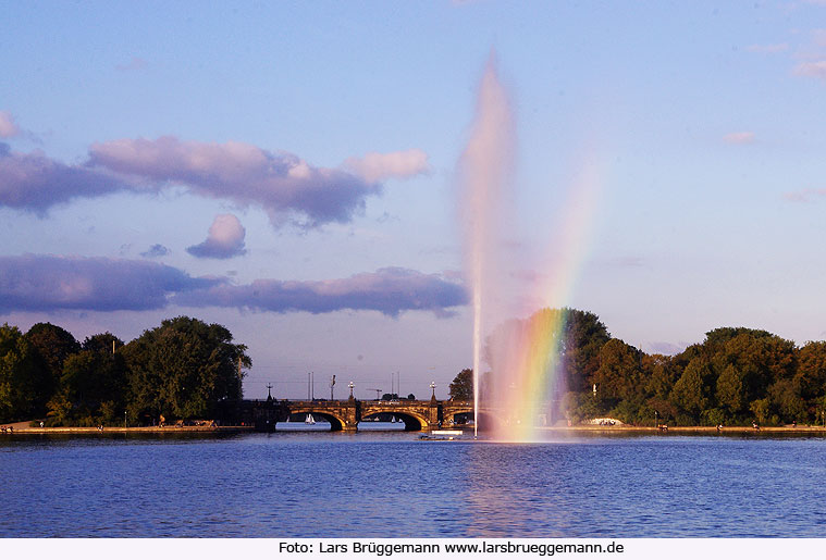 Die Lombardsbrücke in Hamburg mit Alsterfontäne und der Binnenalster