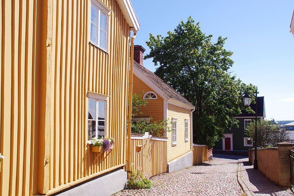 Eine typische Straße in der Stadt Vimmerby in Schweden