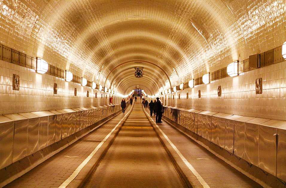 Hamburg Reiseführer und Tourismus: Der Alte Elbtunnel in Hamburg