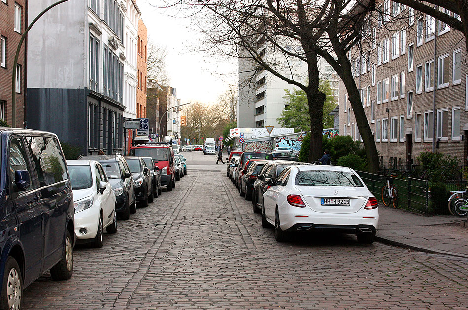 Durch die Bernstorffstraße in Hamburg-Altona fuhr mal die elektrische Straßenbahn