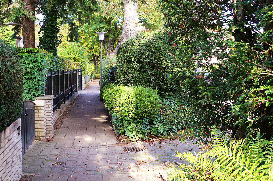 Ein Stück Gehweg in der Langelohstraße in Hamburg-Osdorf