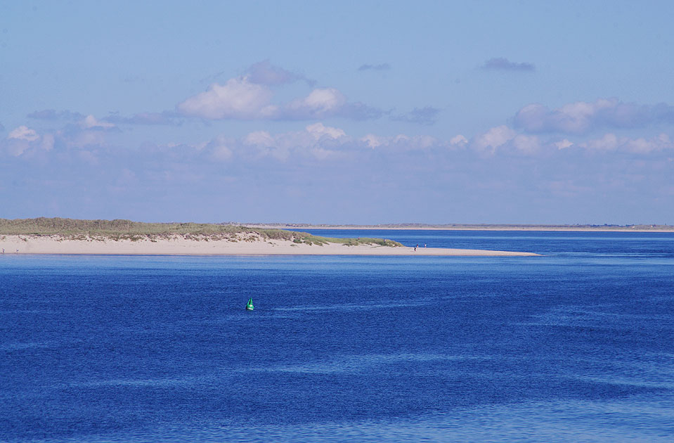 Der Blick von der Syltfähre auf den Strand bei List auf Sylt