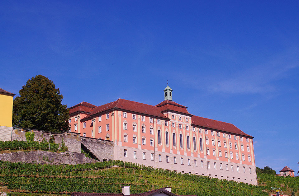 Das Schloss Meersburg am Bodensee, aufgenommen von einem Schiff auf dem Bodensee