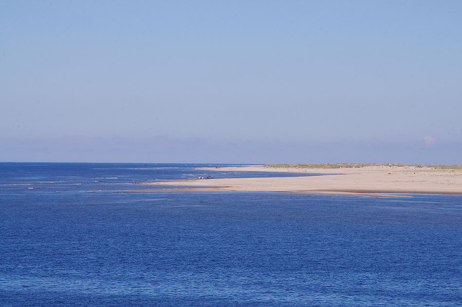 Der Blick von der Syltfähre auf den Strand bei List auf Sylt