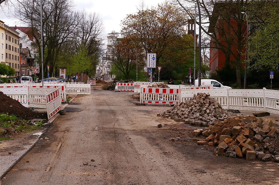 Straßenbahngleise in der Max-Brauer-Allee in Hamburg-Altona