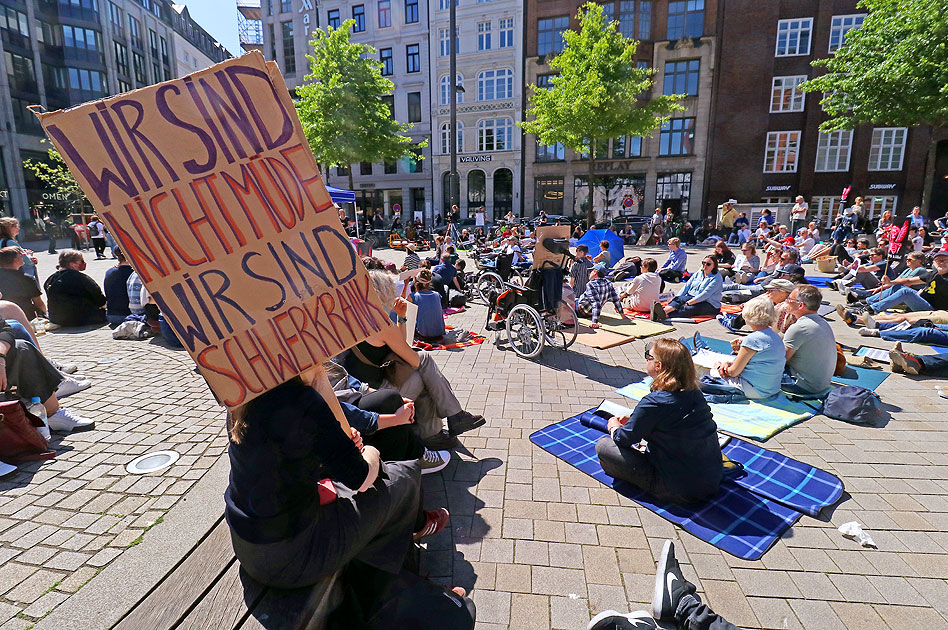 Liegenddemo in Hamburg auf dem Gänsemarkt