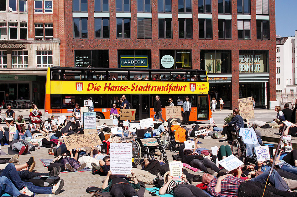 Liegenddemo auf dem Gänsemarkt in Hamburg mit einem Stadtrundfahrt-Bus