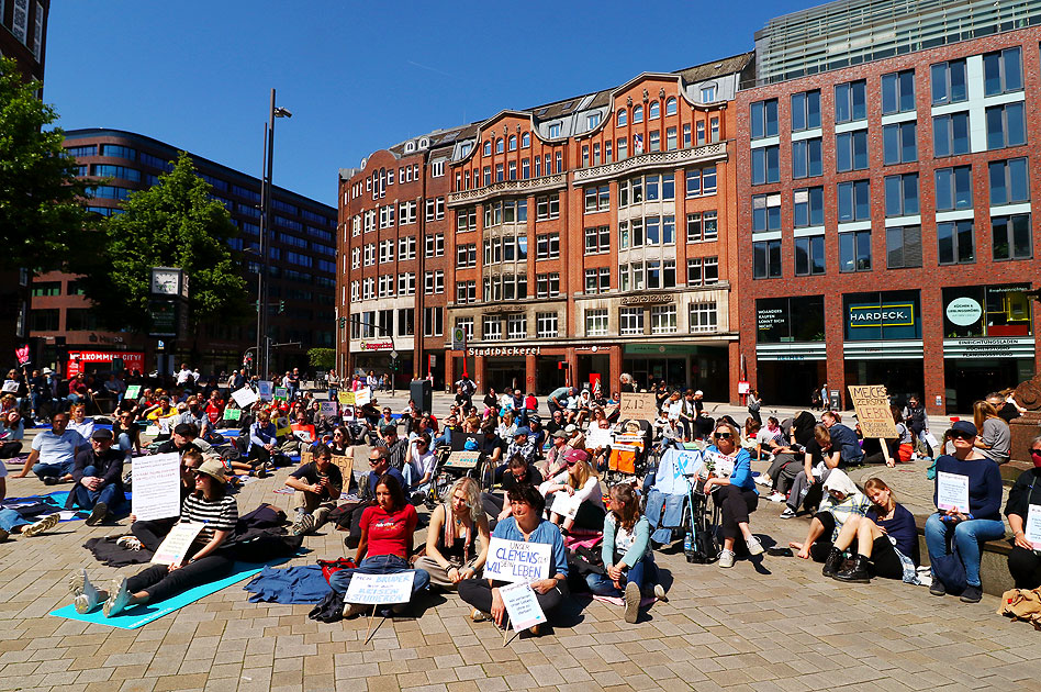 Liegenddemo in Hamburg auf dem Gänsemarkt