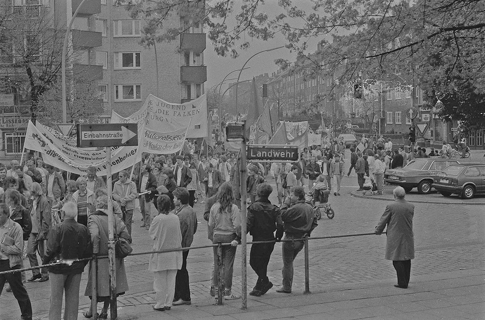 Die Kreuzung Angerstraße / Landwehr / Hasselbrookstraße mit der 1. Mai Demo in Hamburg