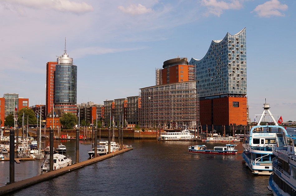 Das Columbus-Haus und die Elbphilharmonie in der Hamburger Hafencity