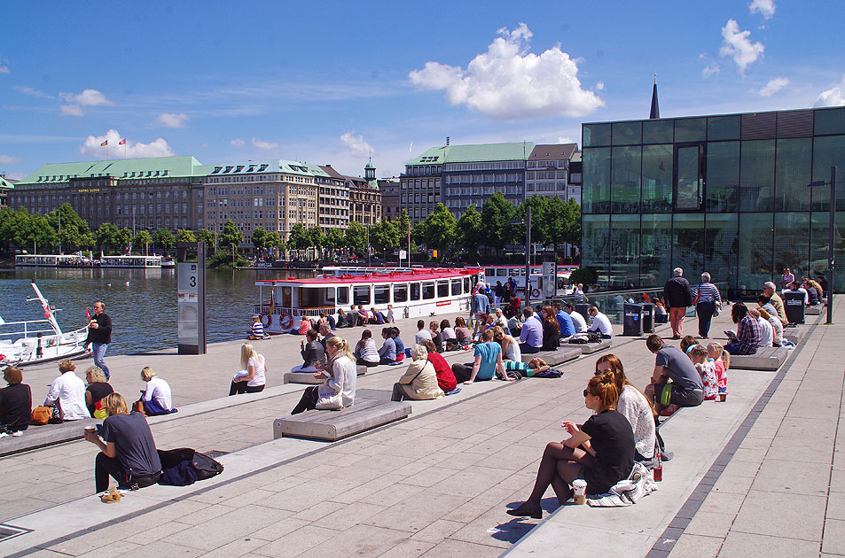 Der Jungfernstieg mit dem Schiffsanleger