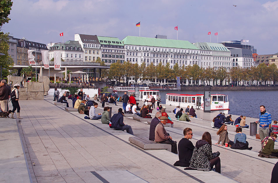 Der Jungfernstieg mit dem Schiffsanleger