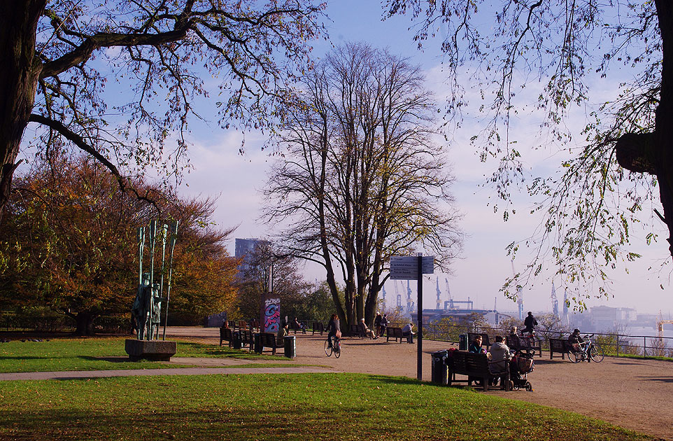 Der Altonaer Balkon am Rathaus Altona bietet einen Blick auf die Elbe und den Hafen