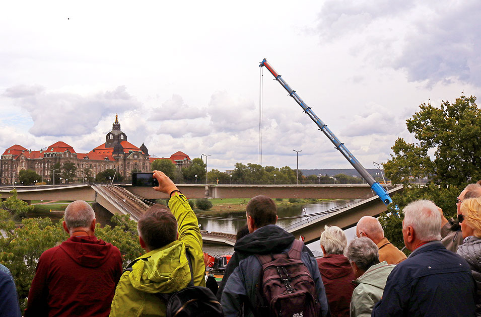 Die eingestürzte Carolabrücke in Dresden