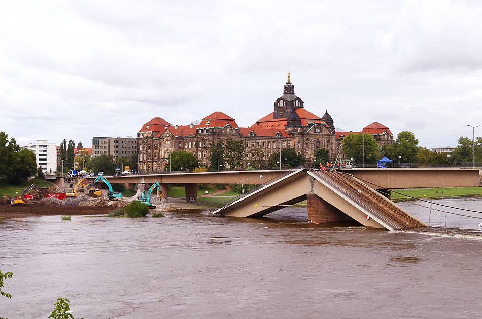 Die eingestürzte Carolabrücke in Dresden