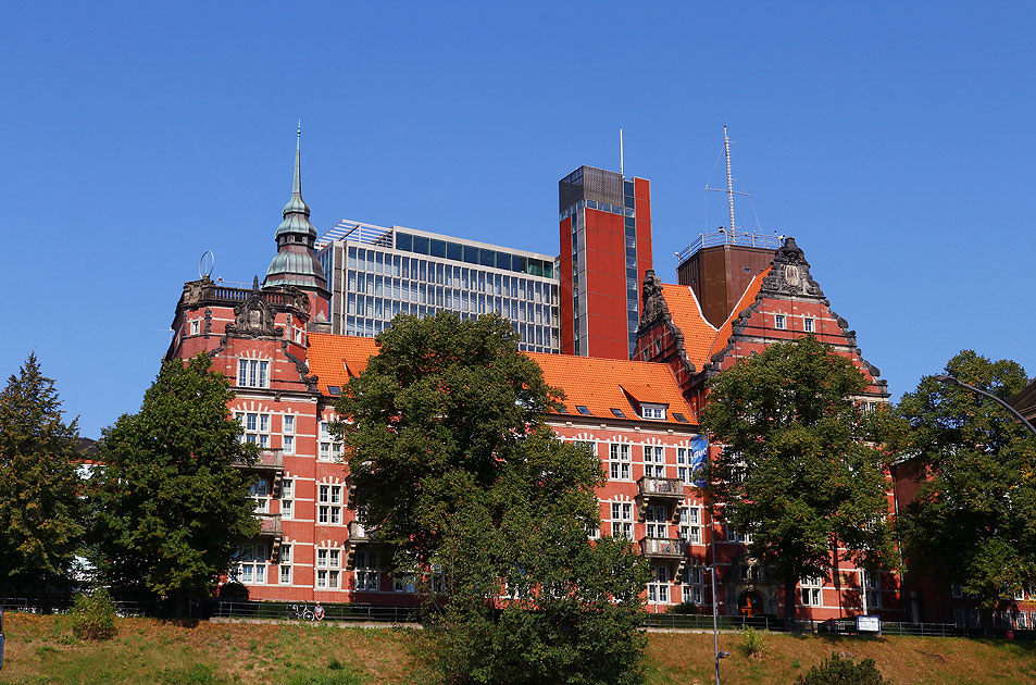 Der Deutsche Wetterdienst in Hamburg die Navigationsschule an den St. Pauli Landungsbrücken