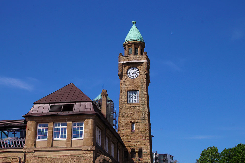 Der Pegelturm am Abfertigungsgebäude an den St. Pauli Landungsbrücken
