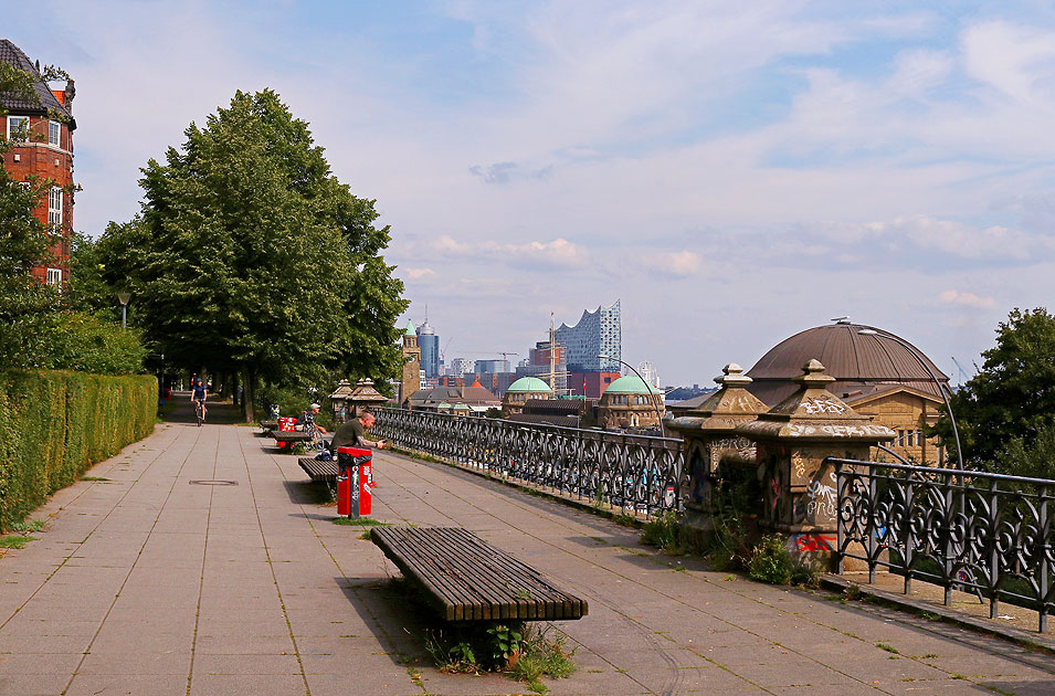 Die Straße bei der Erholung oberhalb der St. Pauli Landungsbrücken