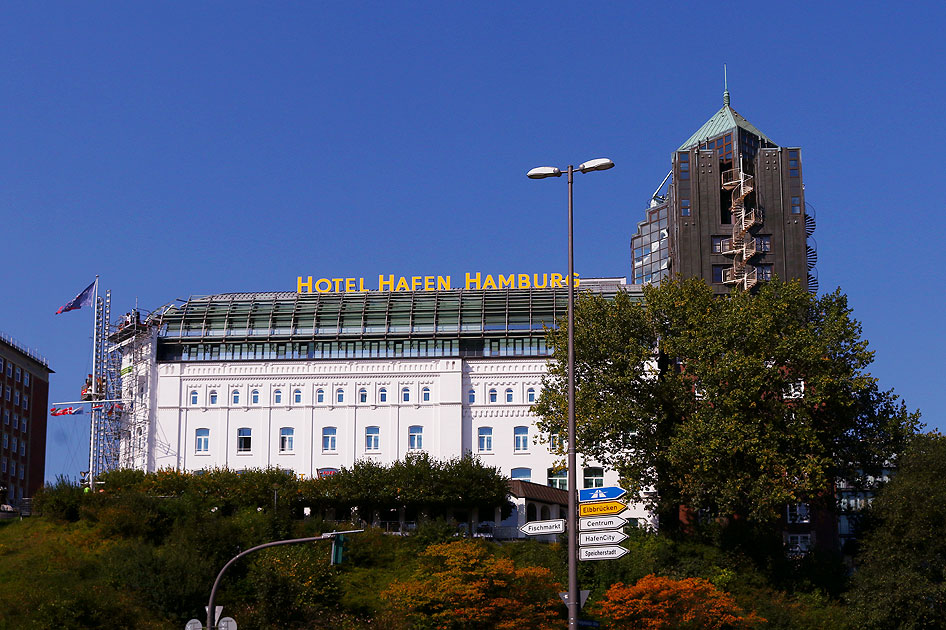 Das Hotel Hafen Hamburg über den St. Pauli Landungsbrücken