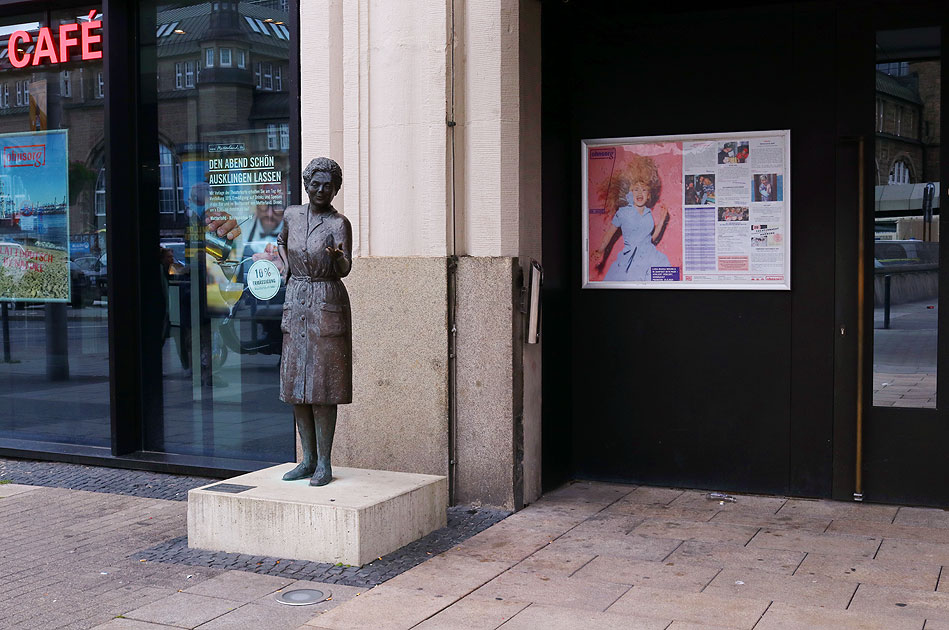 Das Heidi Kabel Denkmal vor dem Ohnsorg Theater in Hamburg