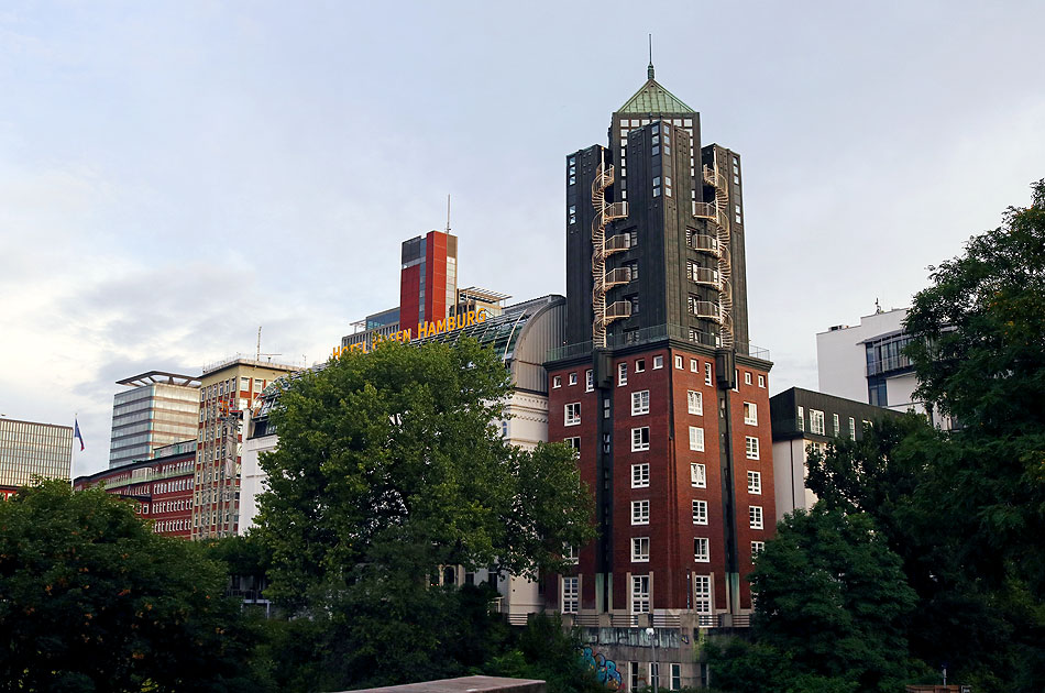 Das Hotel Hafen Hamburg über den St. Pauli Landungsbrücken