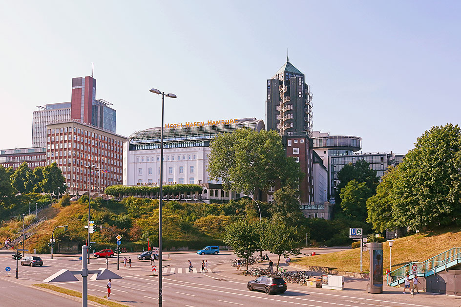 Das Hotel Hafen Hamburg an den St. Pauli Landungsbrücken