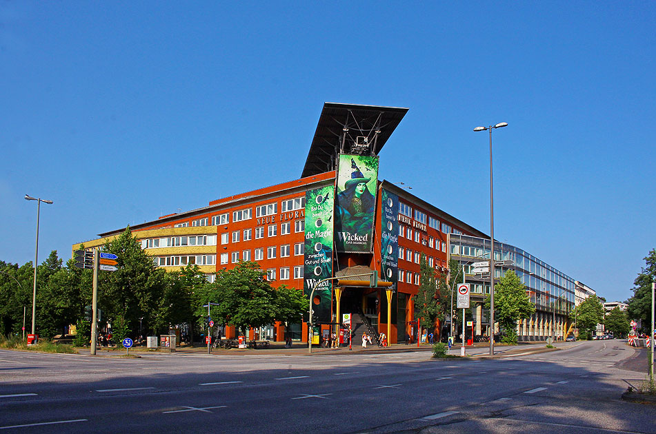 Die Neue Flora am Bahnhof Holstenstraße in Hamburg