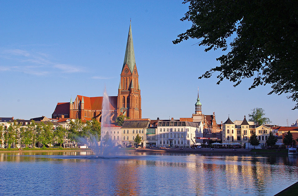 Der Pfaffenteich in Schwerin mit dem Schweriner Dom