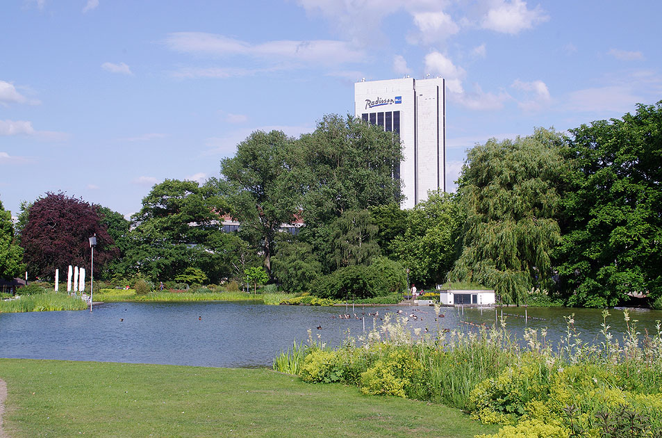 Planten und Blomen und das Radisson Blu Hotel in Hamburg