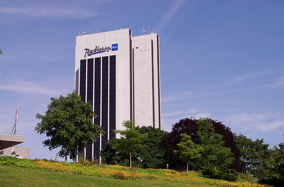 Das 118 Meter hohe Radisson Blu Hotel. Das Radisson Blu Hotel ist eines der bekannten Hotels in Hamburg