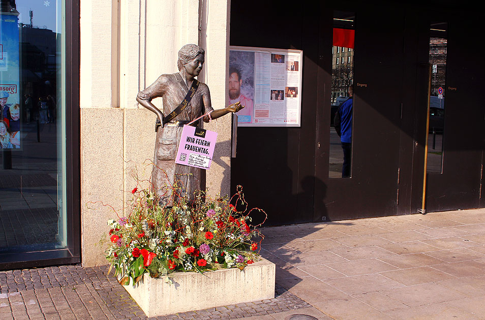 Das Heidi Kabel Denkmal wurde zum Frauentag mit Blumen geschmückt