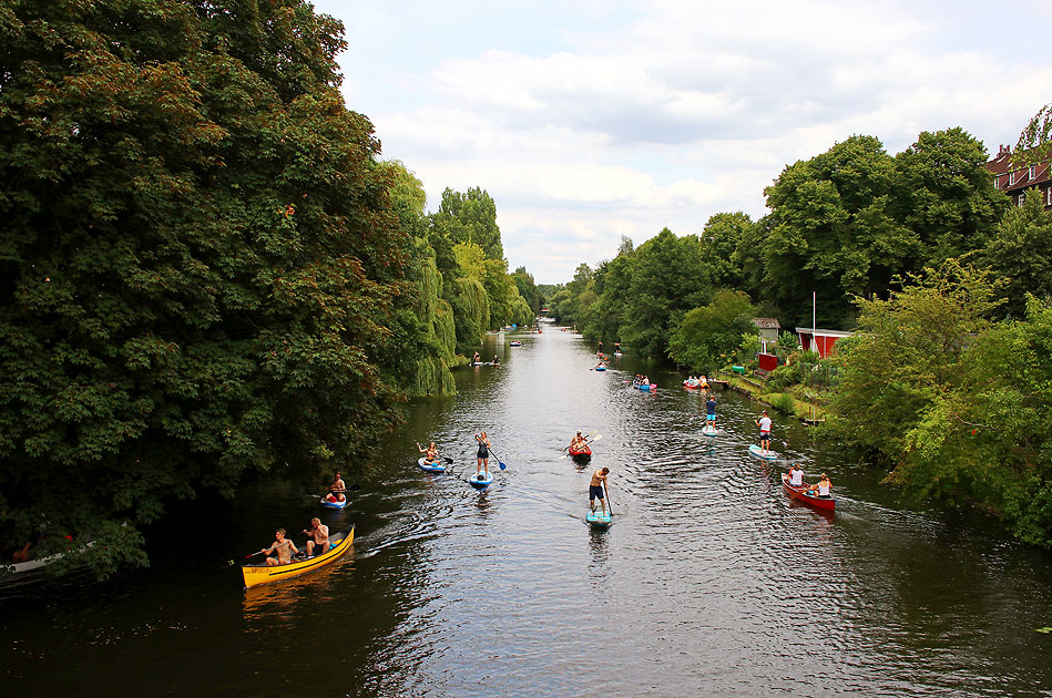 Stehpaddeln (Stand-up-Paddling) auf dem Goldbekkanal in Hamburg-Winterhude