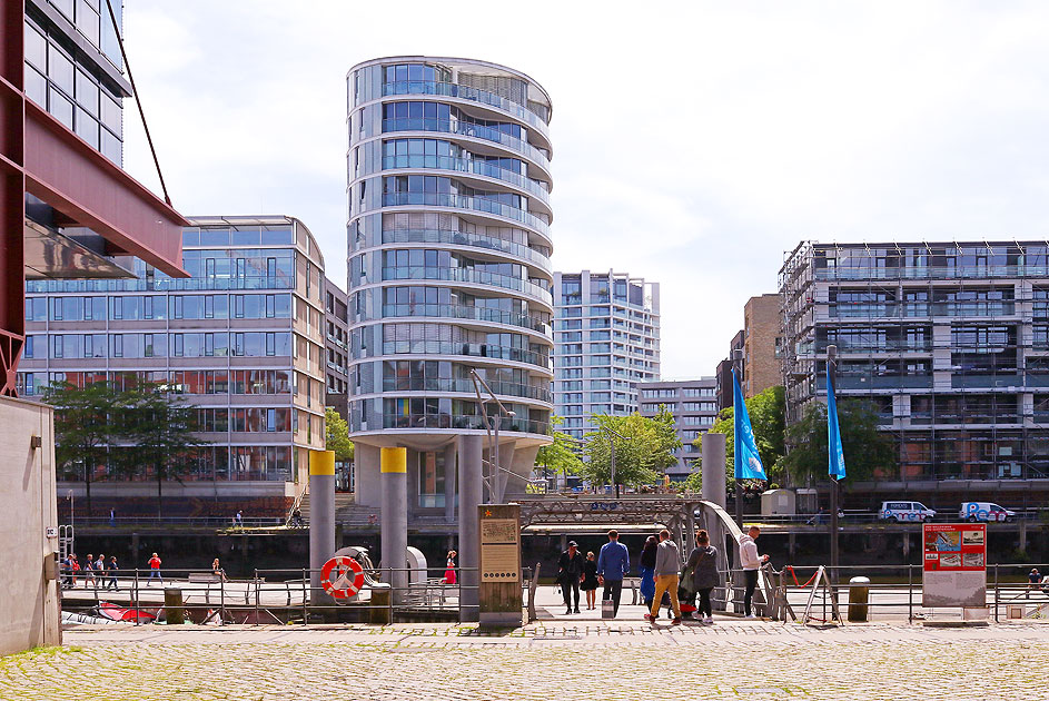 Die Hamburger Hafencity mit dem Oval am Kaiserkai