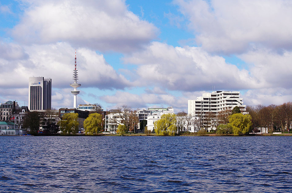 Der Blick von der Hamburger Außenalster auf Hamburg