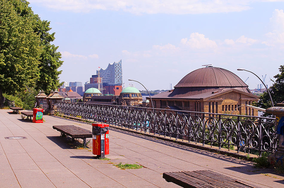 Die Straße bei der Erholung oberhalb der St. Pauli Landungsbrücken