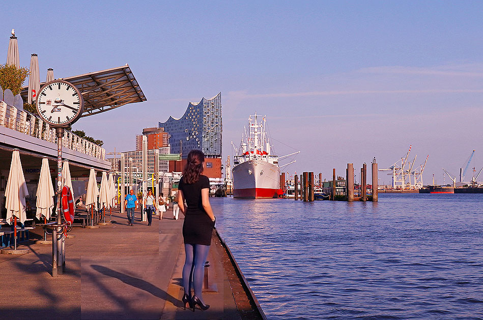 Der Anleger an den St. Pauli Landungsbr&uuml;cken in Hamburg mit der Elbphilharmonie