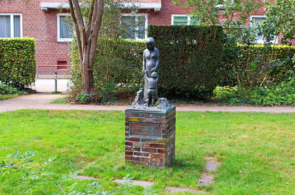 Das Wolfgang Borchert Antikriegsdenkmal Mitter mit Kind in Hamburg-Eppendorf im Wolfgang-Borchert-Park